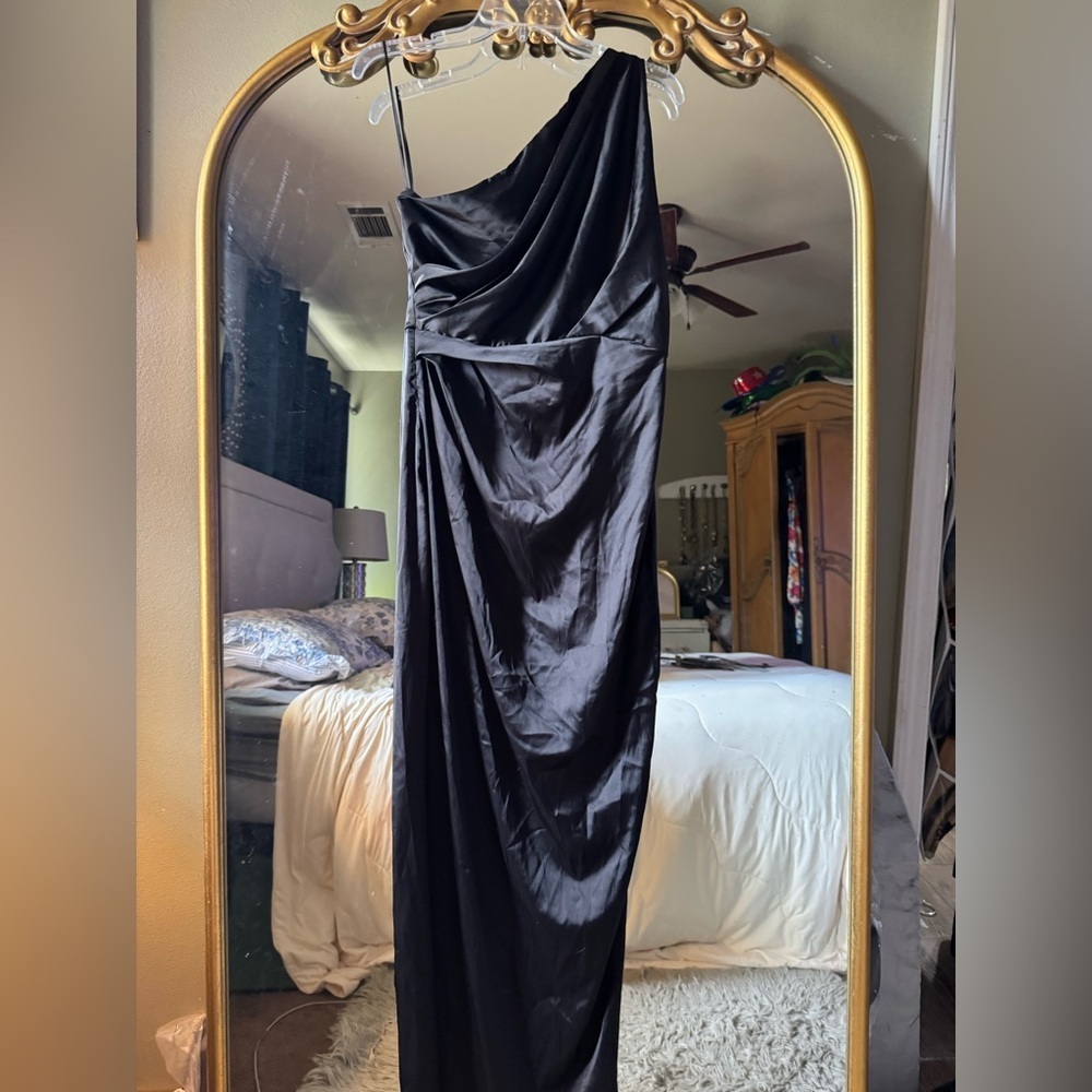 Elegant Black One-Shoulder Dress - Picture 2 of 7